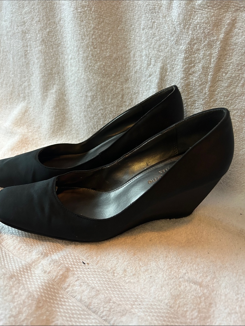 Liz Claiborne Black Closed-Toe Wedge Pumps